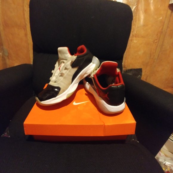 10.5 gently used NIKE JORDANS - Picture 2 of 2